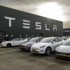 Mașini Tesla, ilustrând impactul lui elon musk asupra companiei.